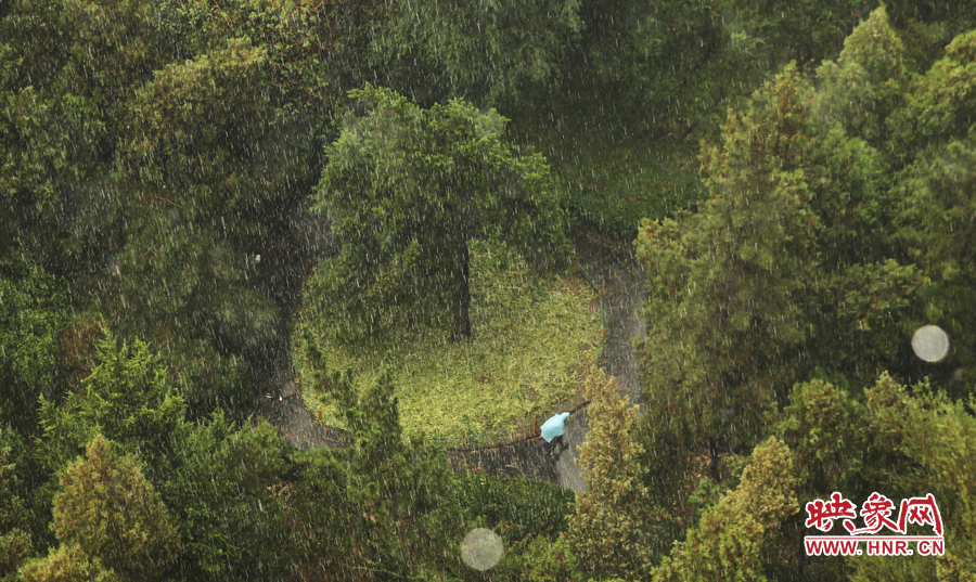 17時(shí)25分,鄭州強(qiáng)降雨,紫荊山附近的市民真切地感受到了什么叫大雨傾盆。