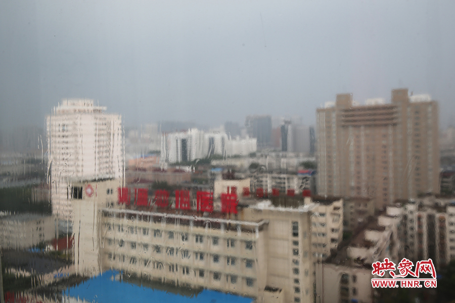 17時(shí)39分,鄭州強(qiáng)降雨漸停。