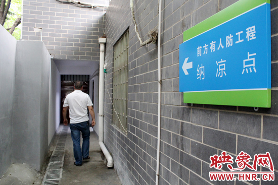 在每一處納涼點均有醒目標(biāo)志，市民可就近前往。