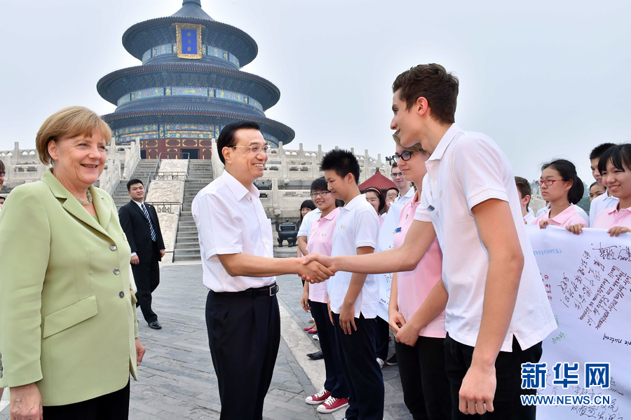 李克強(qiáng)同默克爾與青少年代表親切交流。
