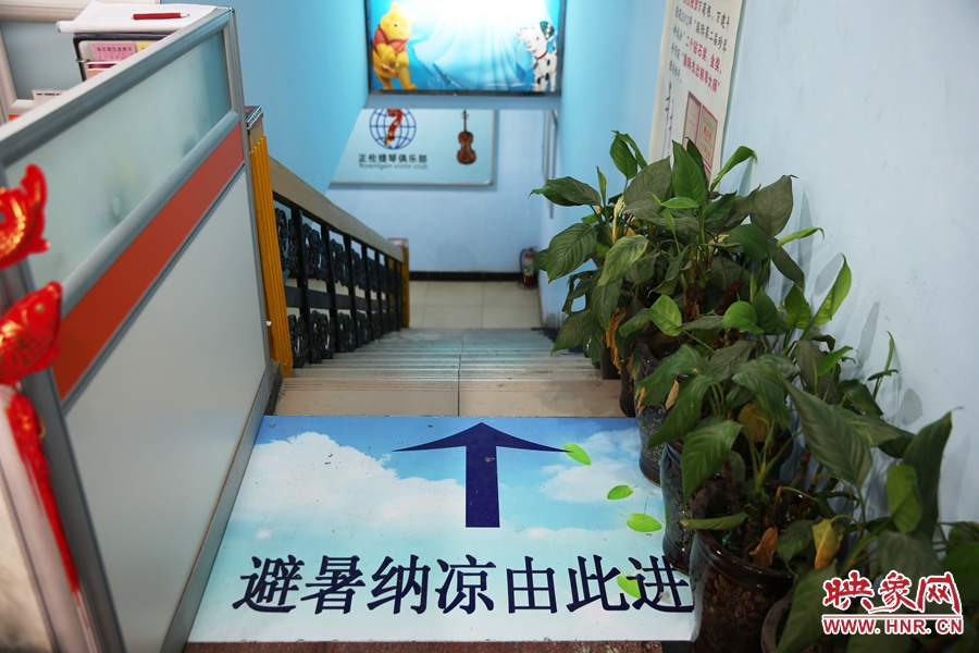 金水區(qū)人防（珠江琴行）納涼點入口處的明顯標識。
