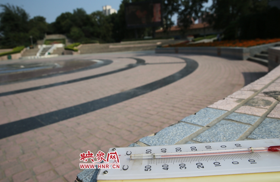 7月8日下午15時46分，紫荊山公園地表溫度為42度（溫度計放置地面測量），比人防納涼處高17度。