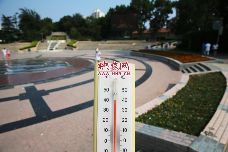 7月8日下午，紫荊山公園氣溫為39度（溫度計懸空測量），相比人防納涼處高14度。
