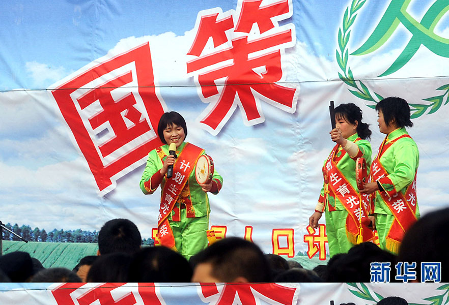 說(shuō)唱演員在河南省寶豐縣街頭宣傳計(jì)劃生育政策（2008年2月19日攝）。