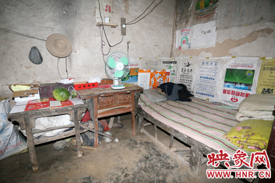 老人的居住條件十分簡(jiǎn)陋。