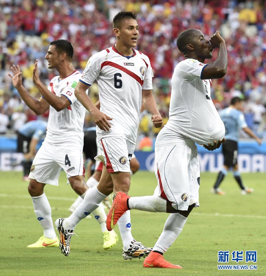 6月14日，哥斯達(dá)黎加隊(duì)球員喬·坎貝爾（右一）進(jìn)球后將足球塞進(jìn)衣服內(nèi)慶祝。