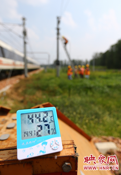 剛開始工作20分鐘，戶外溫度已經(jīng)達(dá)到44.2℃