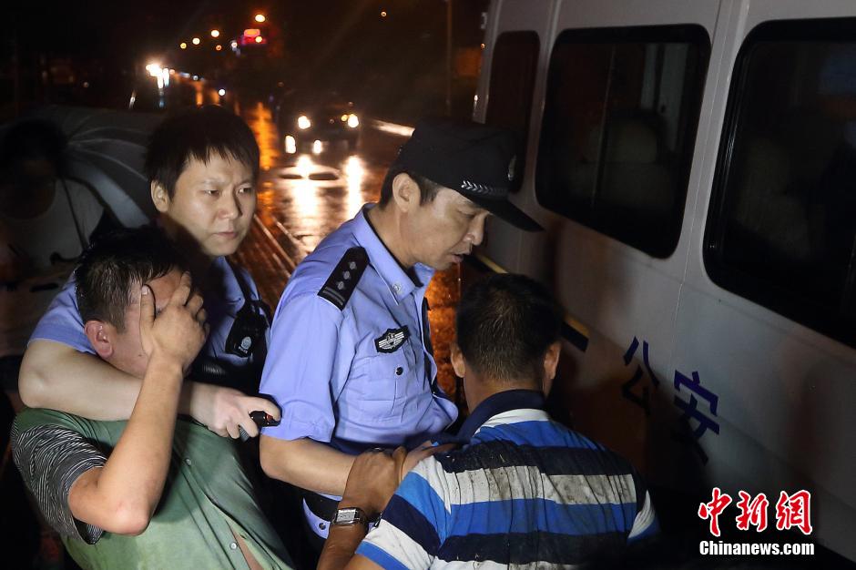 7月24日晚,南京警方將查獲的酒后駕駛車輛的男子控制,該男子涉嫌酒后駕車、肇事逃逸。