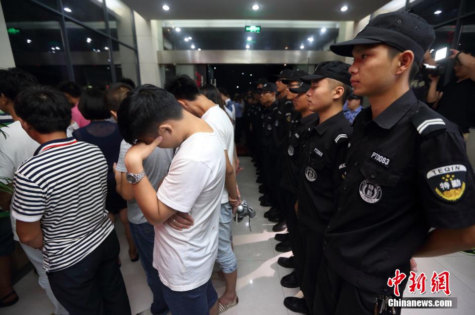 7月24日晚,南京警方將抓獲的以福建、江西、河南、湖北、黑龍江等多個外省市的涉及傳銷人員集中帶回。