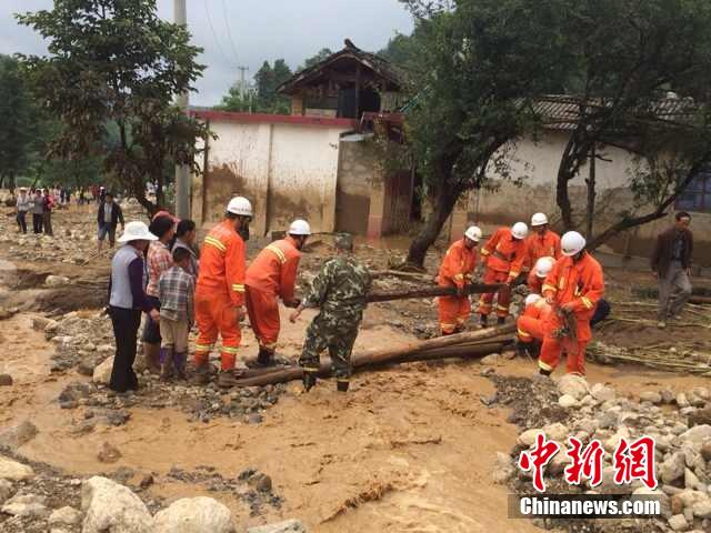 7月28日,云南省保山市隆陽區(qū)瓦房鄉(xiāng)喜坪村上坪小組發(fā)生山洪災(zāi)害,造成3戶人家9人被沖走。