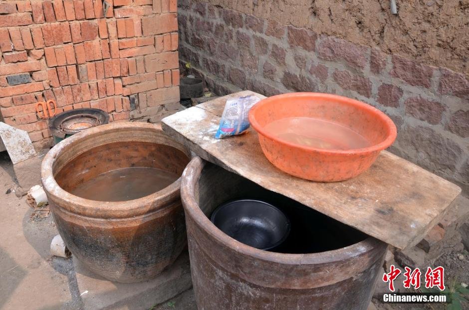每天排隊(duì)取水，廢水循環(huán)使用已成為該村老少的生活習(xí)慣。