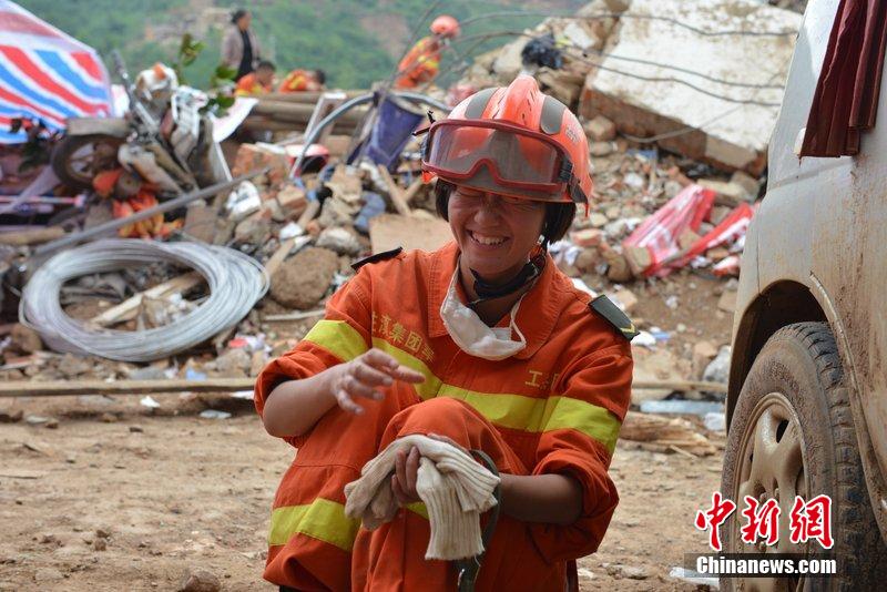 2014年8月5日，女兵在云南魯?shù)辇堫^山鎮(zhèn)廢墟中搜救被困者。