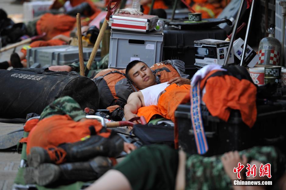 8月6日，龍頭山鎮(zhèn)，疲倦的救援官兵席地而眠。