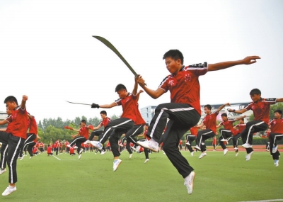 7月1日學(xué)員乘坐20多輛大巴奔赴南京適應(yīng)場地和排練節(jié)目,每天武術(shù)基本功訓(xùn)練必不可少。