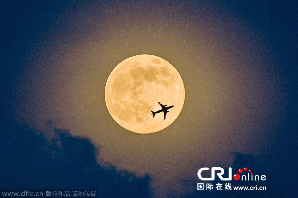 8月10日，19點15分，深圳上空的超級月亮。圖片來源：鄧飛/東方IC