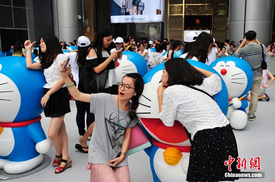 圖為成都民眾與哆啦A夢(mèng)合影留念。