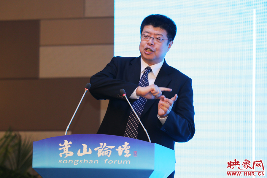 北京大學(xué)文化資源研究中心主任張頤武演講。