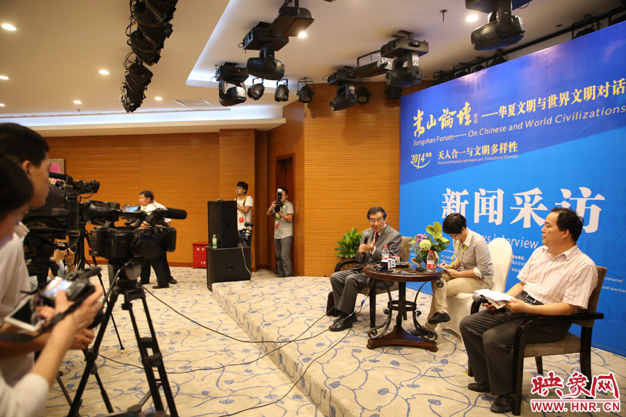 嵩山論壇新聞采訪現(xiàn)場。
