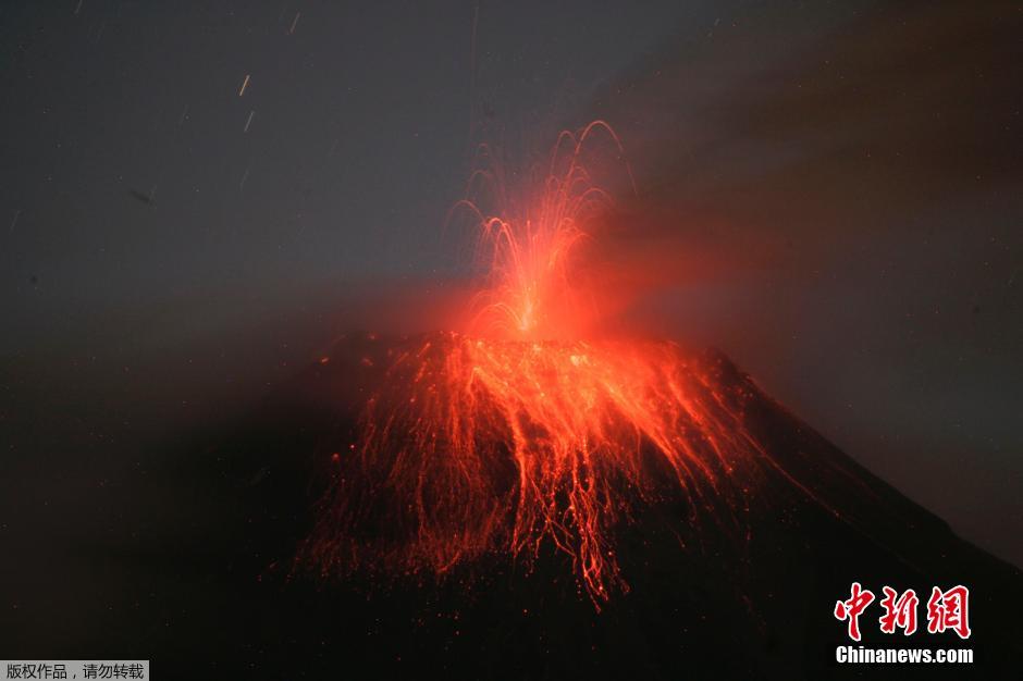 當(dāng)?shù)貢r(shí)間8月24日，厄瓜多爾通古拉瓦火山噴發(fā)，熔巖噴出宛如末世。