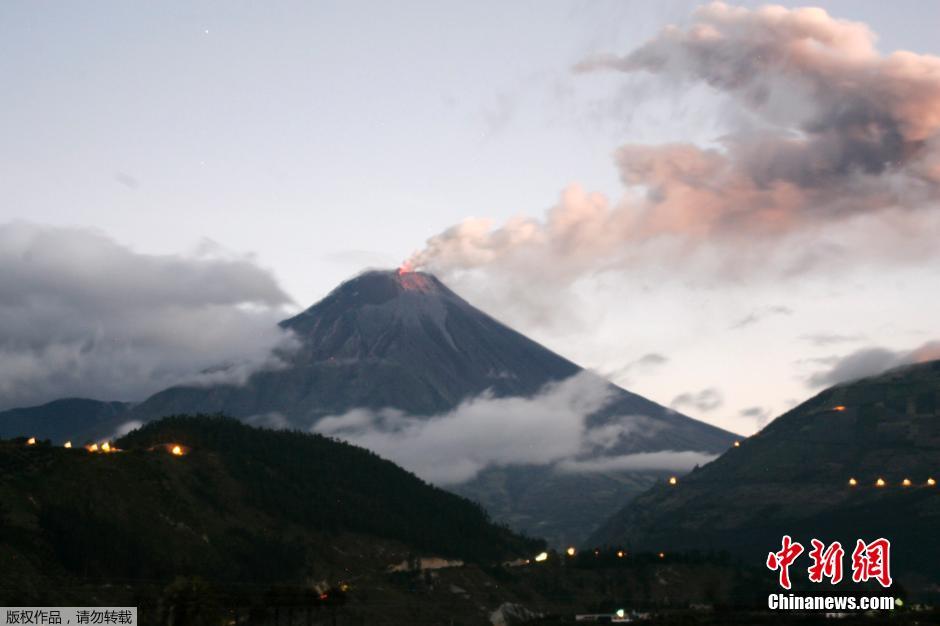 當(dāng)?shù)貢r(shí)間8月24日，厄瓜多爾通古拉瓦火山噴發(fā)，熔巖噴出宛如末世。