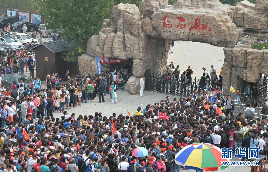  9月21日，大批游客在河北淶源白石山景區(qū)入口處排隊(duì)等候進(jìn)入。