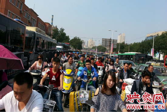 在一些易堵路段車輛仍然“寸步難行”。