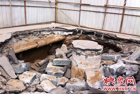 此次路面塌陷的直徑約為3米，深度有2米左右，坑內(nèi)布滿了碎石，路面下方20厘米左右。