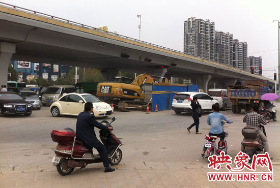此次塌陷位于鄭州市西三環(huán)與中原路交叉口東側(cè)路西，對交通影響明顯。