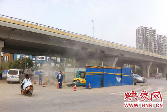 施工單位對塌陷處進(jìn)行路面切割，造成路面塵土飛揚(yáng)。