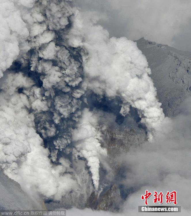 當(dāng)?shù)貢r(shí)間2014年9月27日，日本中部御岳山發(fā)生噴發(fā)，或已造成數(shù)人受傷。