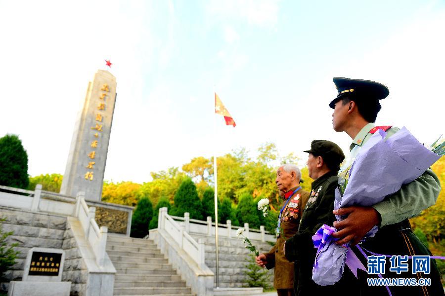9月29日，在遼寧丹東抗美援朝烈士陵園，來自全國各地的革命老戰(zhàn)士及家屬向抗美援朝烈士紀(jì)念碑獻(xiàn)花。