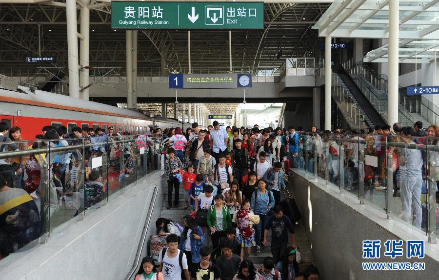 10月6日，抵達貴陽火車站的旅客準備出站。