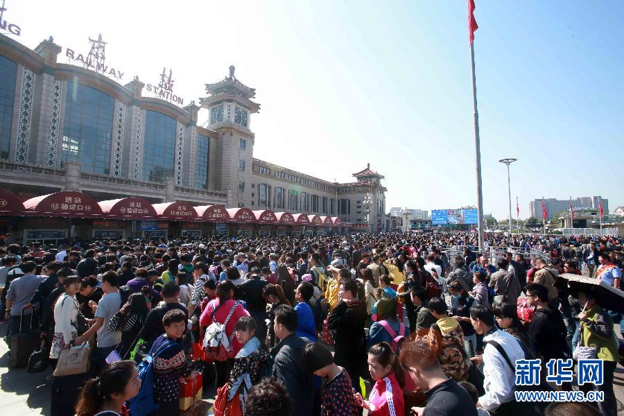  10月6日，在北京火車站，人們排隊進站。