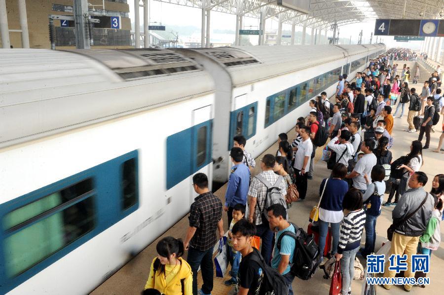10月6日，在安徽銅陵火車站，大批旅客在站臺上等候乘車。