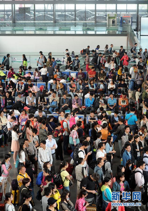 10月6日，旅客在蘇州火車站候車大廳等候乘車。