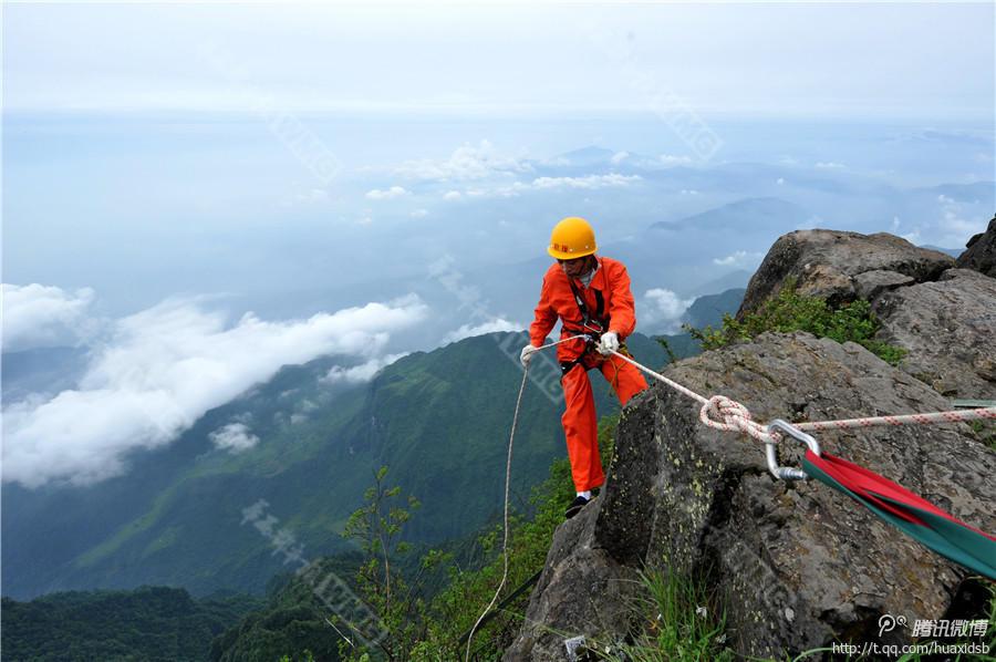 10月5日，峨眉山景區(qū)清潔工彭文才下到巖壁清理游客丟棄的垃圾。