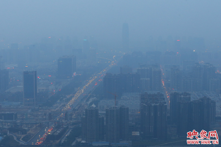 18：07鄭州被霧霾包裹著，不遠處的建筑隱約可見。