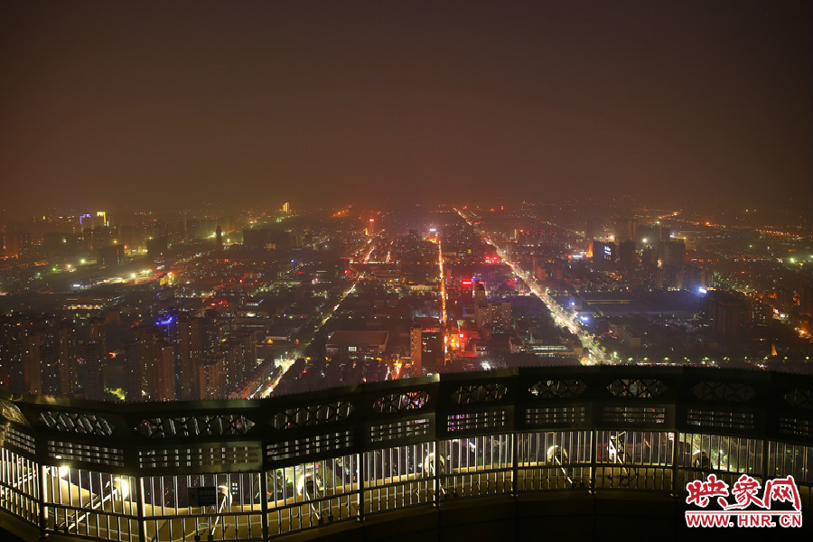 18：40鄭州沉浸在一片霧霾中，都市的燈光霧蒙蒙的，夜空看不到月亮的蹤跡。