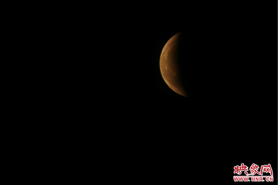 19：47夜風吹散了霧霾，月亮漸露芳容。