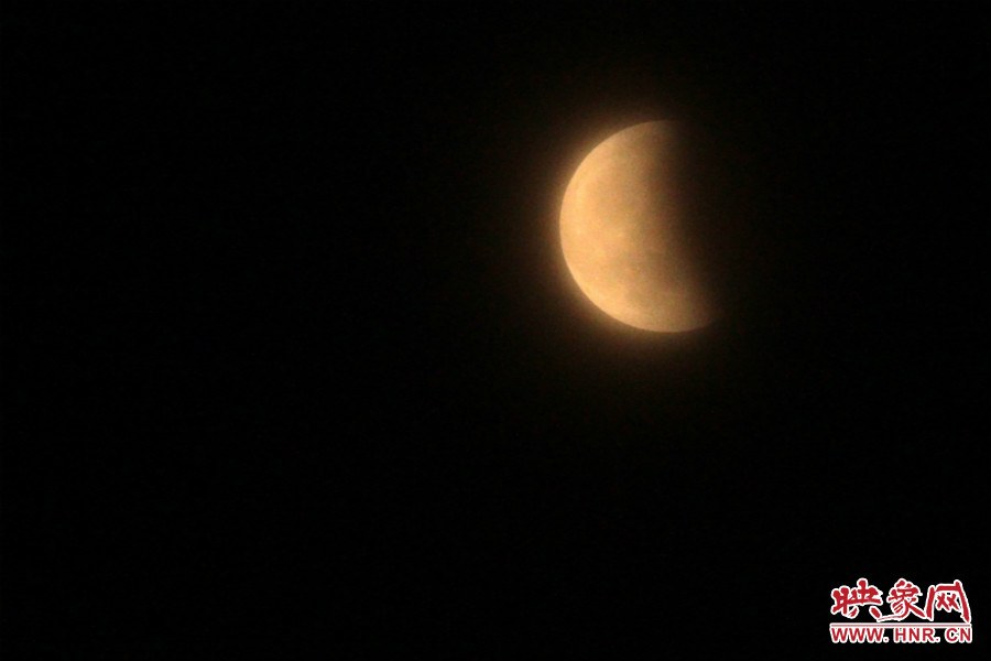 20：11夜空依然能見度很低，月亮看起來總是霧蒙蒙的。