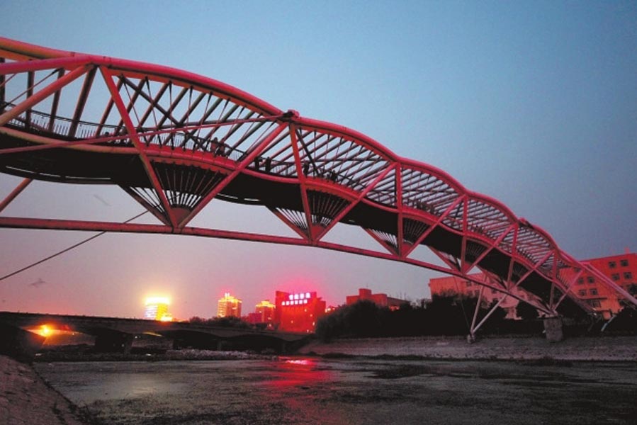 此前三座橋黑燈瞎火，許多人為此不敢從此過(guò)。