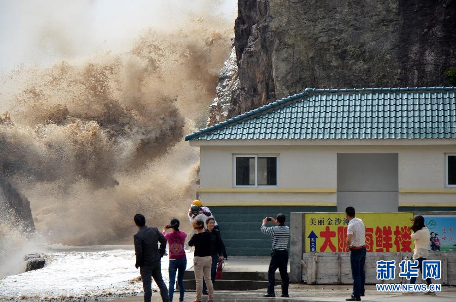 10月12日，浙江省溫嶺市石塘鎮(zhèn)海域出現(xiàn)大浪。