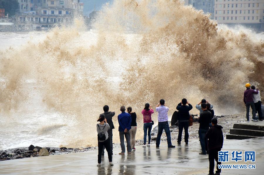 10月12日，人們在浙江省溫嶺市石塘鎮(zhèn)觀看大浪。
