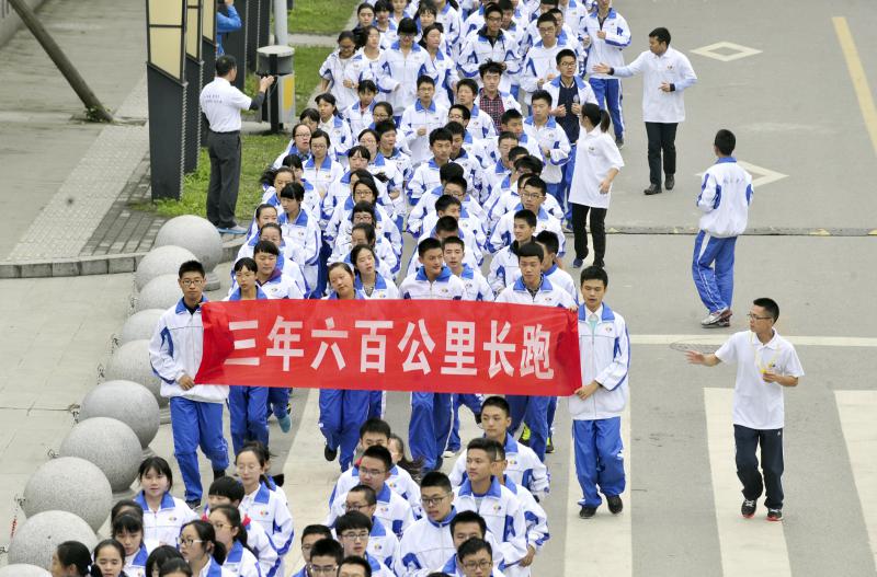 10月14日，成都七中萬達(dá)學(xué)校實行三年跑六百公里才能畢業(yè)，現(xiàn)場學(xué)生開始長跑。