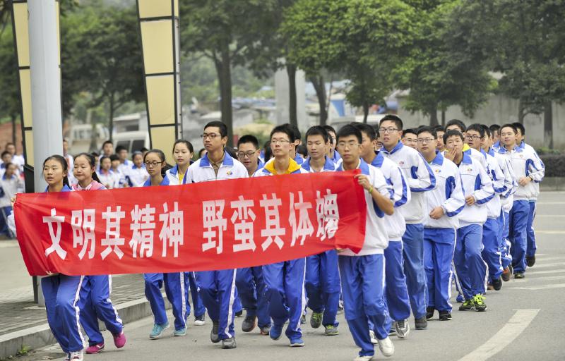 10月14日，成都七中萬達(dá)學(xué)校實行三年跑六百公里才能畢業(yè)，現(xiàn)場學(xué)生開始長跑。