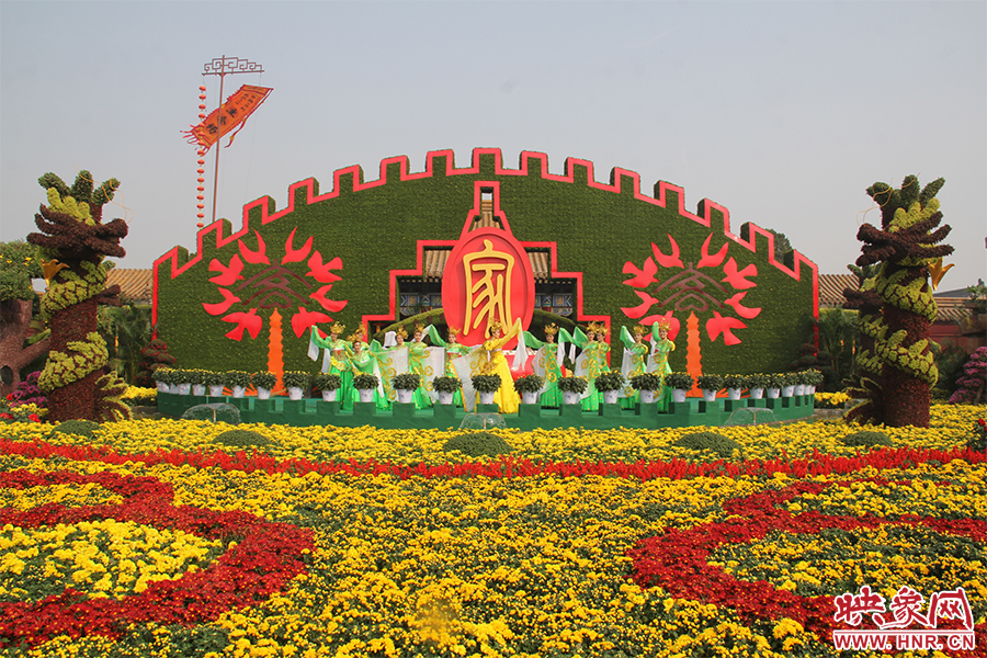 龍亭公園內(nèi)大型菊花景觀。