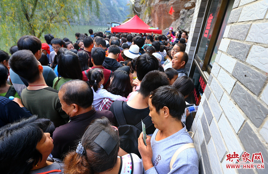 游船售票處前，游客被擠得無法轉身