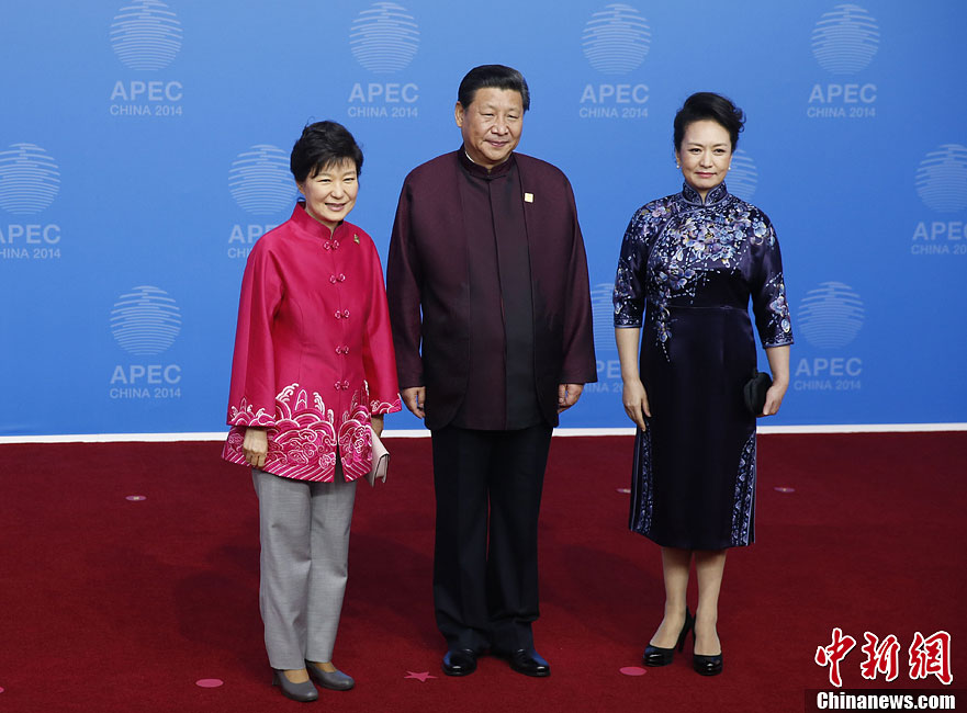 圖為習(xí)近平夫婦歡迎韓國(guó)總統(tǒng)樸槿惠。中新社發(fā) 杜洋 攝