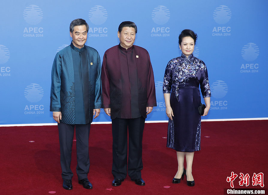 圖為習(xí)近平夫婦歡迎中國(guó)香港特別行政區(qū)行政長(zhǎng)官梁振英。中新社發(fā) 杜洋 攝