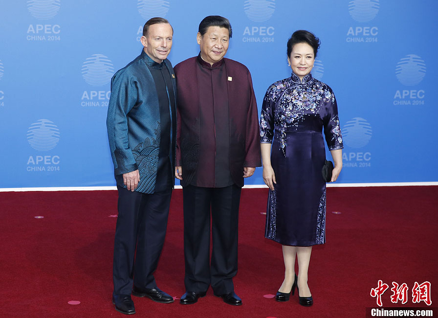 圖為習(xí)近平夫婦歡迎澳大利亞總理阿博特。中新社發(fā) 杜洋 攝